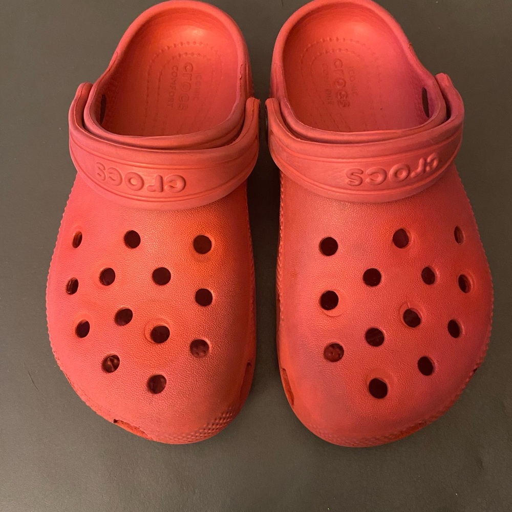 CROCS Red Slippers Rounded Toe Ventilation